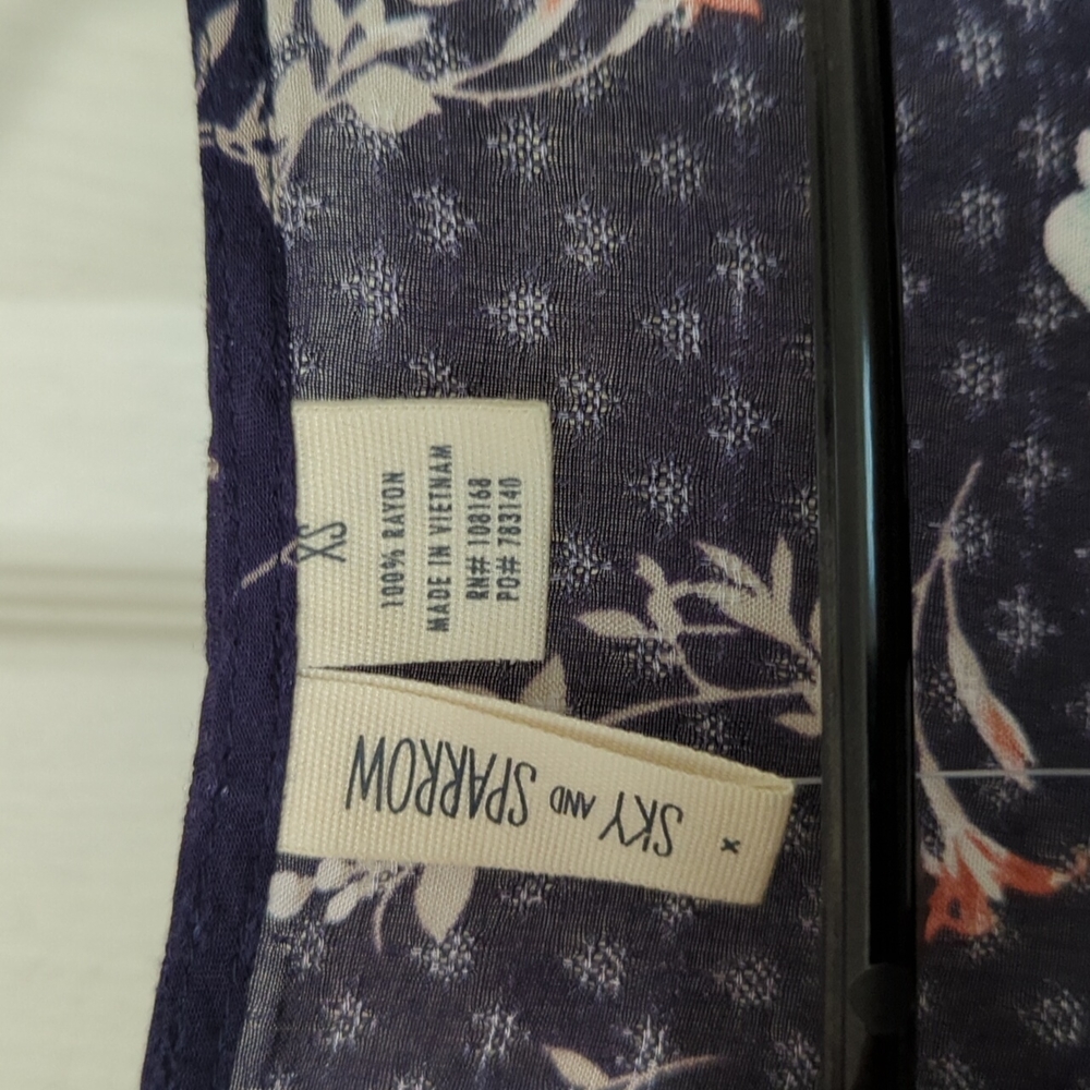Sky and Sparrow blue floral top size XS - Picture 4 of 4